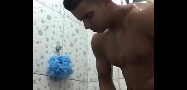  homem gostoso tomando banho em banheiro com rola grossa dura